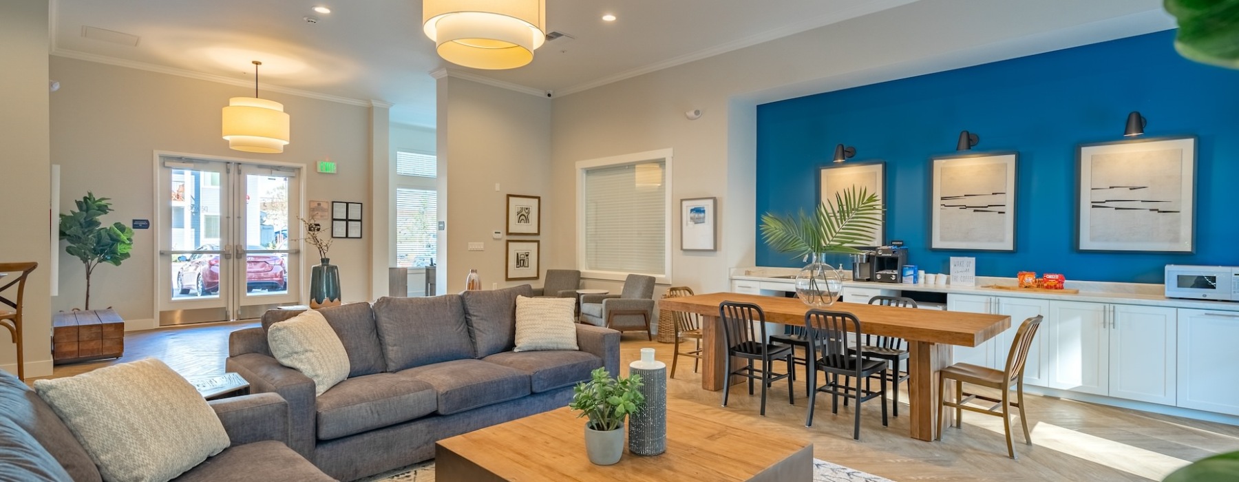 A community lounge with seating at Park on 20th apartments in Lake Stevens, WA.
